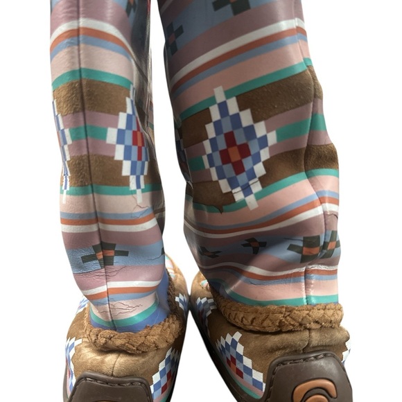 Beautiful rare Manitobah MukLuks designed by indigenous artist - Picture 2 of 5